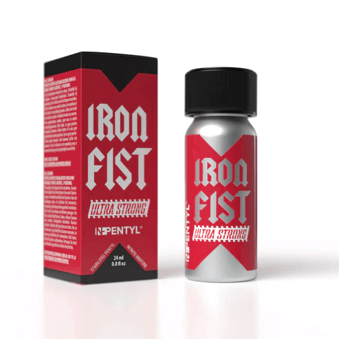 Iron Fist Ultra Strong Poppers 24 ml z matirano rdečo embalažno škatlo in stekleničko, ki ju odlikujeta izrazita bela in rdeča šivanka.