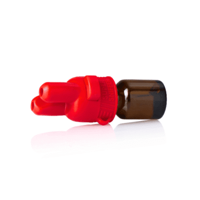 Super Sniffer Poppers Booster Cap steklenička Super Sniffer - Pogled od blizu na Super Sniffer booster kapico, pritrjeno na majhno jantarno stekleničko. Svetlo rdeča kapica ima dvotočkovni dizajn za enostavno uporabo in je označena z besedilom "Super Sniffer", vtisnjenim na strani.
