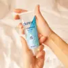 Dłoń trzymająca tubkę żelu intymnego na bazie wody Durex Naturals 100ml demonstrująca kompaktowy rozmiar i łatwe w użyciu opakowanie